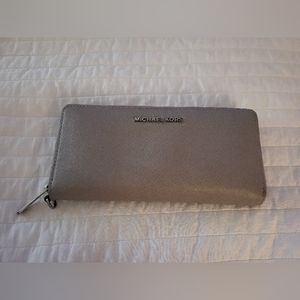 Michael Kors Jet Set Large Travel Continental Wallet Grey